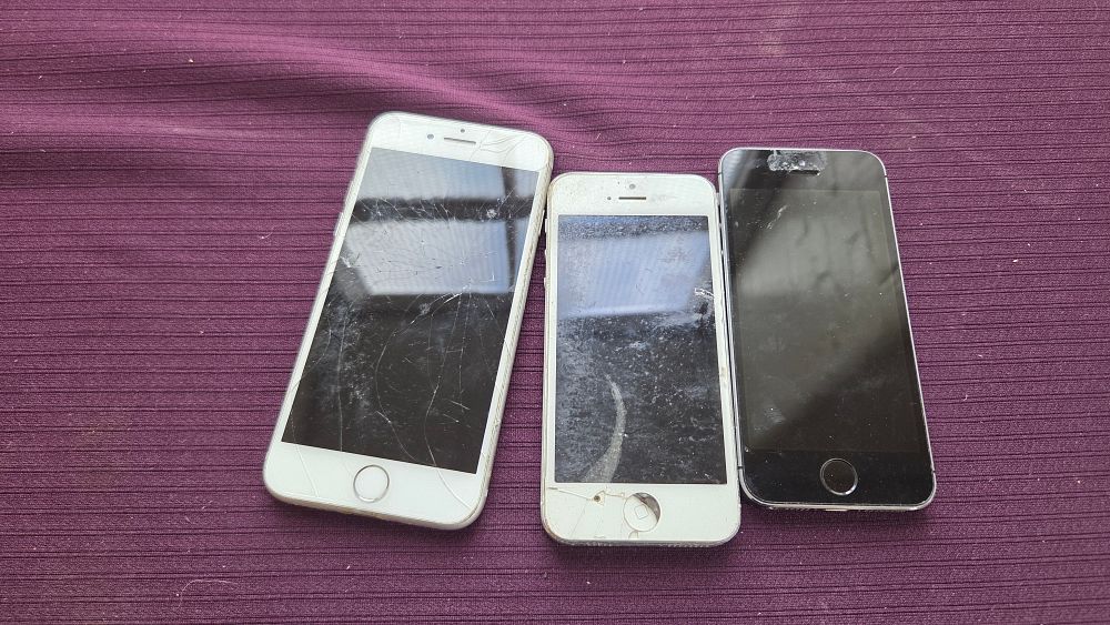 Lot 244 – Three iPhone Smartphones