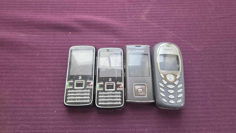 Lot 245 – A Collection of Vintage Mobile Telephones including Siemens A60 and Samsung Slider