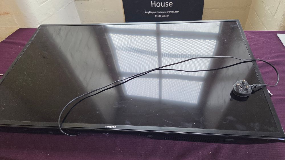 Lot 350 – Samsung 40 Inch 4K Ultra HD Television in working order with remote and bracket