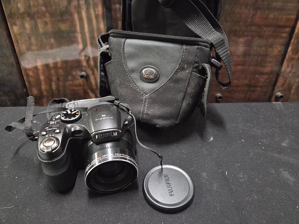 Lot 363 – Fujifilm FinePix S-series 12 Megapixel Digital Bridge Camera with 15x Optical Zoom and Tamrac Case