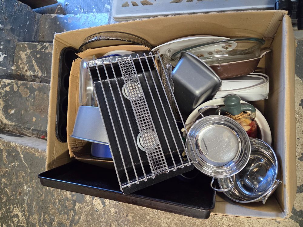Lot 373 – An Assortment of Kitchenware and Bakeware