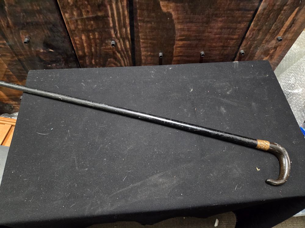 Lot 624 – A Late Victorian Horn Handled Walking Stick with Ornate Yellow Metal Collar