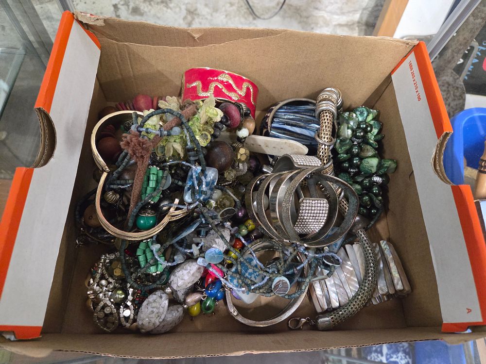 Lot 626 – A Collection of Mixed Vintage and Modern Costume Jewellery