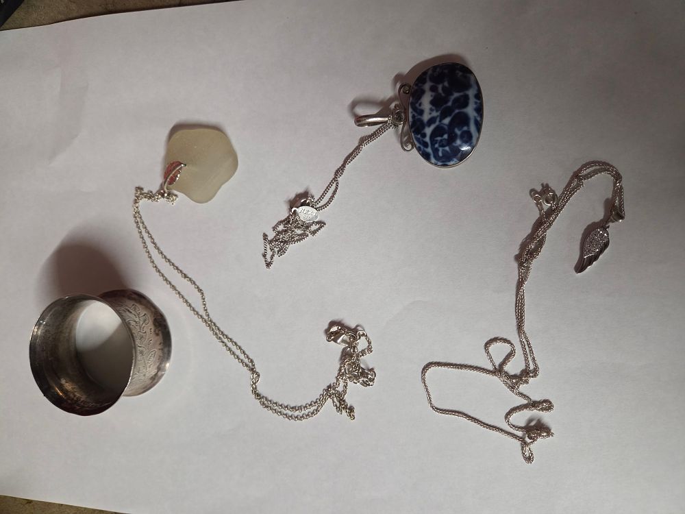 Lot 630 – A Collection of Sterling Silver Jewellery aprprox 32.54g in Silver
