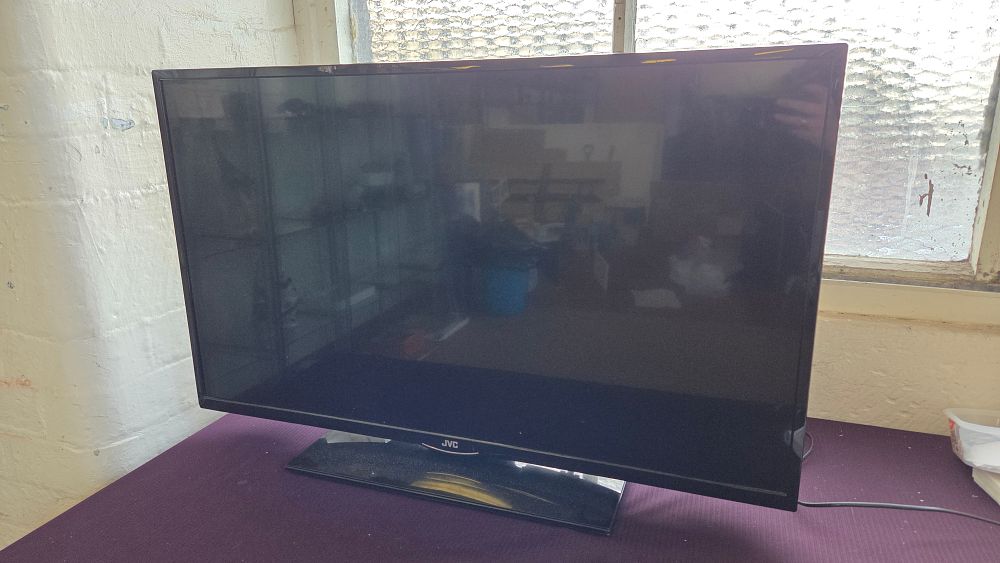 Lot 151 – JVC 39 Inch 720p LED Television Model EM39FT powers on