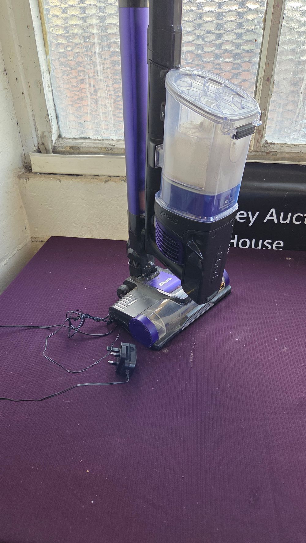 Lot 155 – Shark DuoClean Cordless Stick Vacuum Cleaner with Flexology Wand