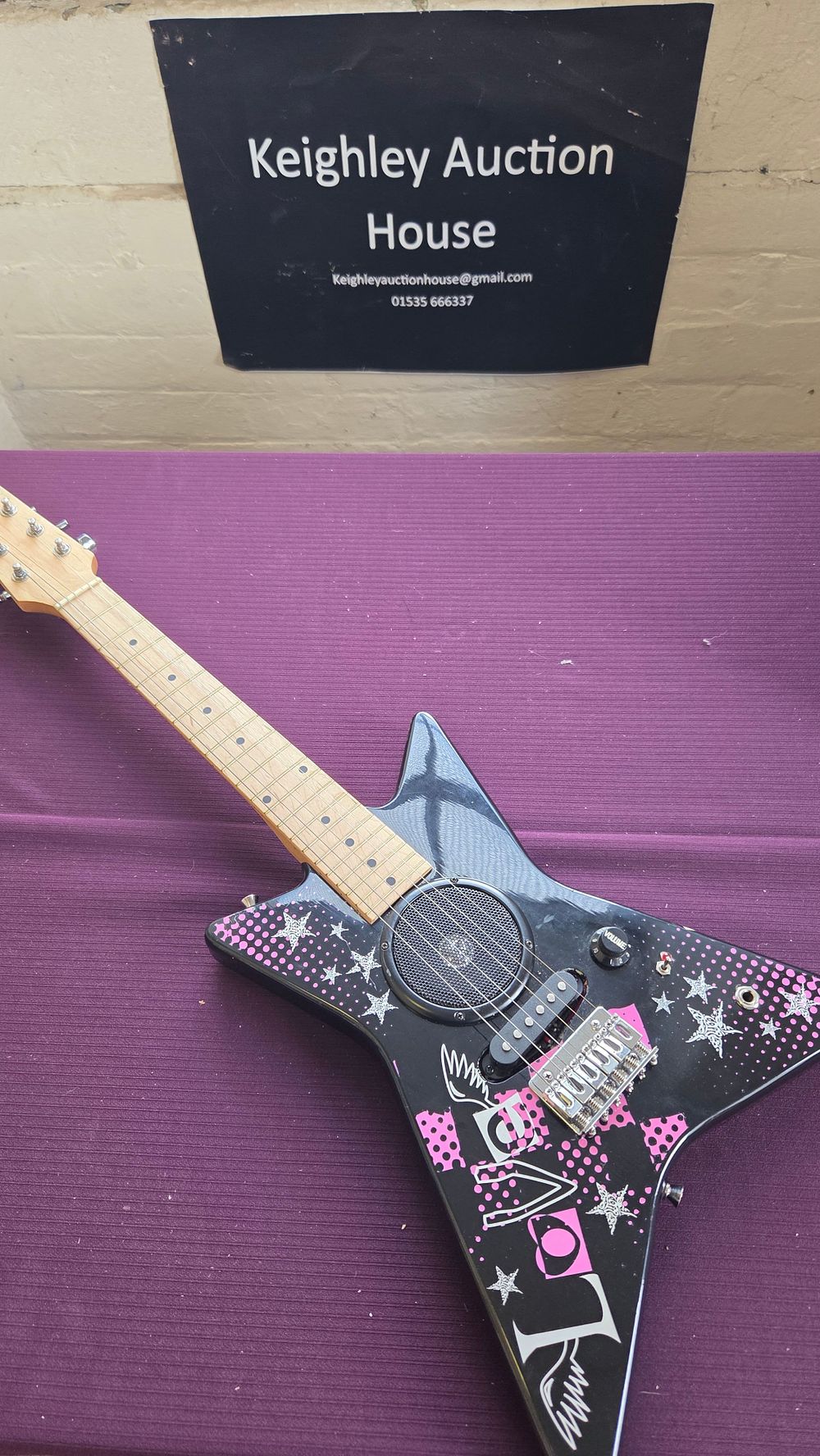 Lot 164 – PlayOn Star Shaped Kids Electric Guitar working order