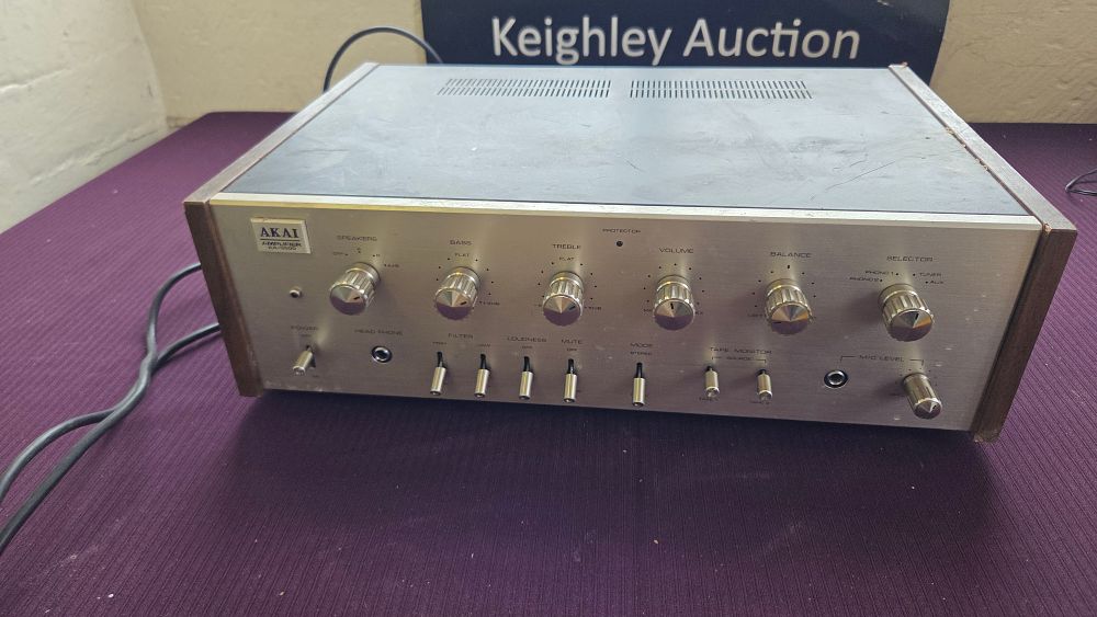 Lot 238 – An Akai AA-5500 Integrated Stereo Amplifier powers on