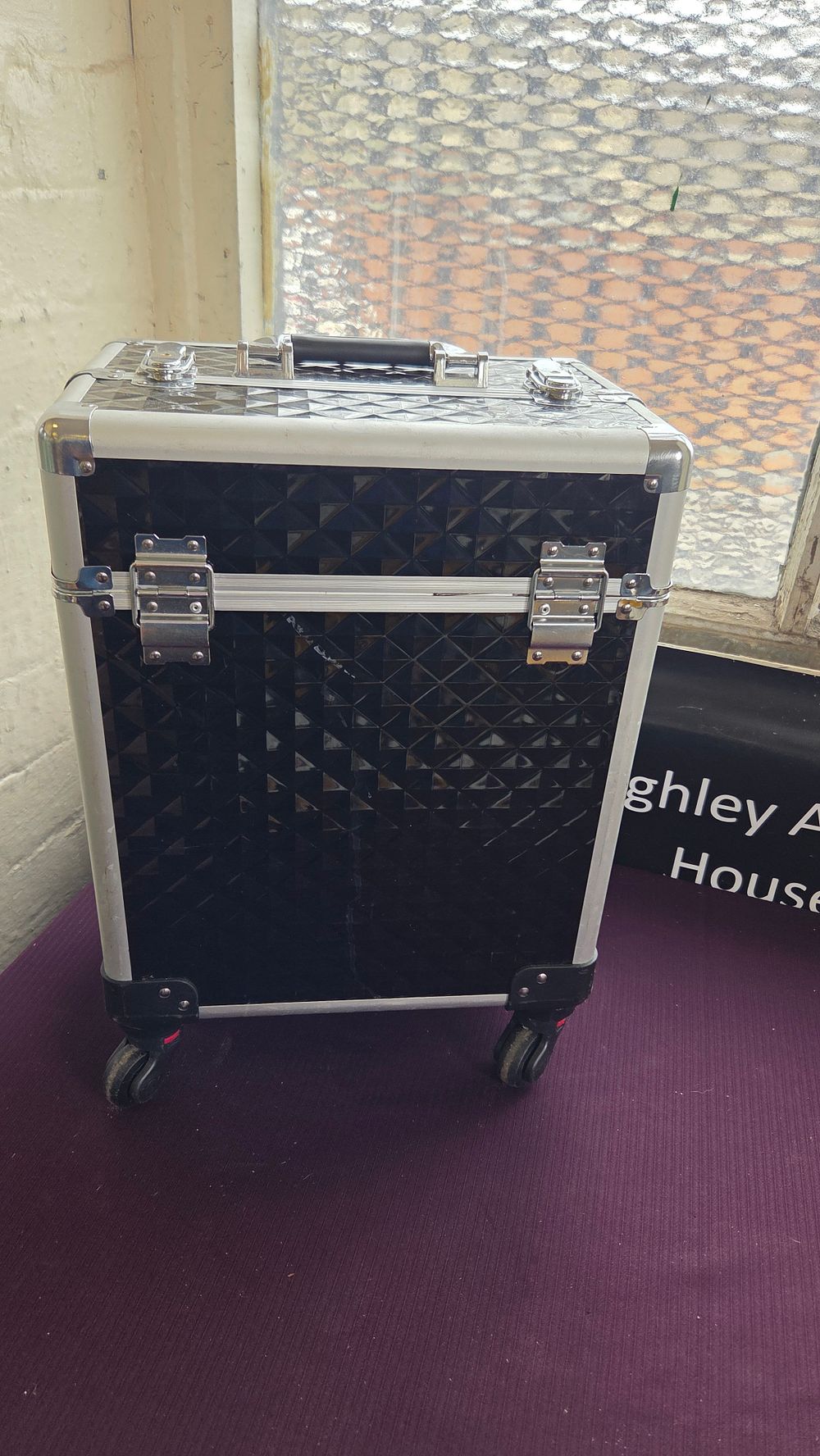 Lot 263 – Make Up Case on Wheels