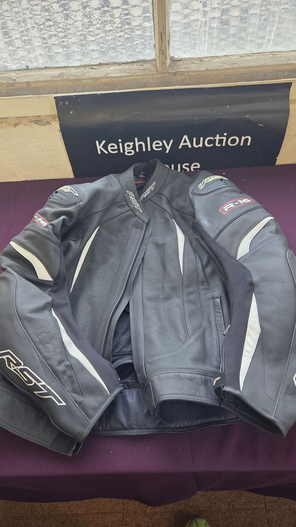 Lot 293 – RST R-16 Men’s Leather Motorcycle Jacket Size 50