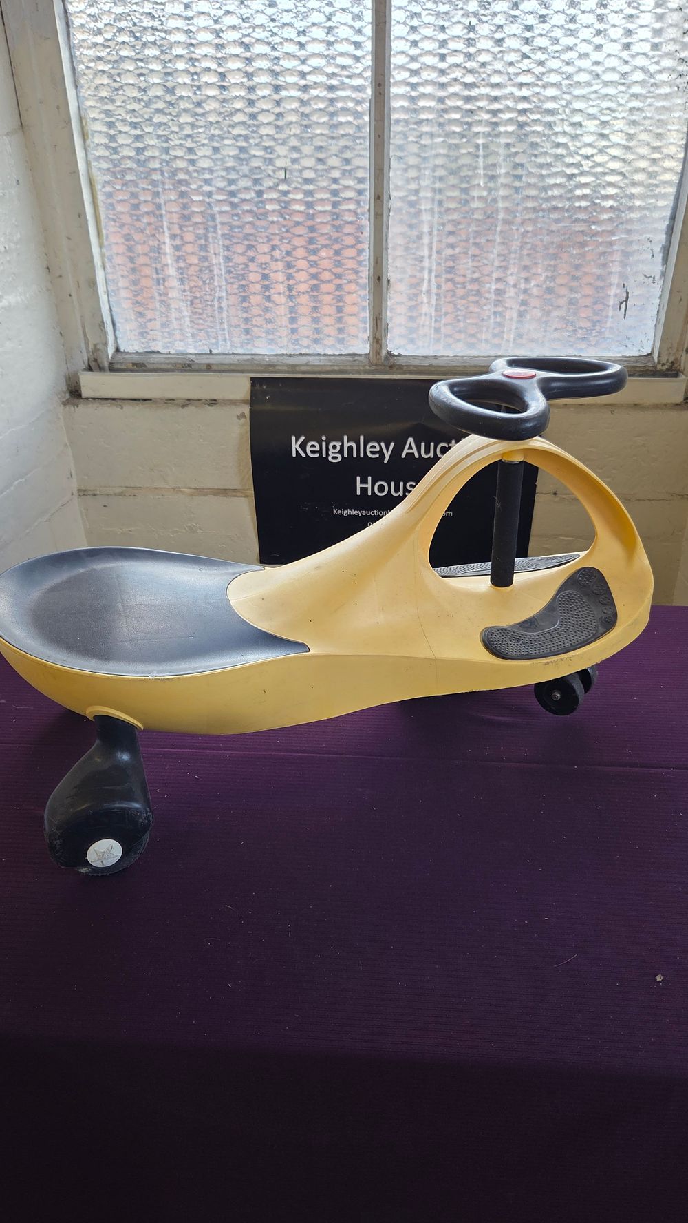 Lot 204 – A Ride-on Wiggle Car