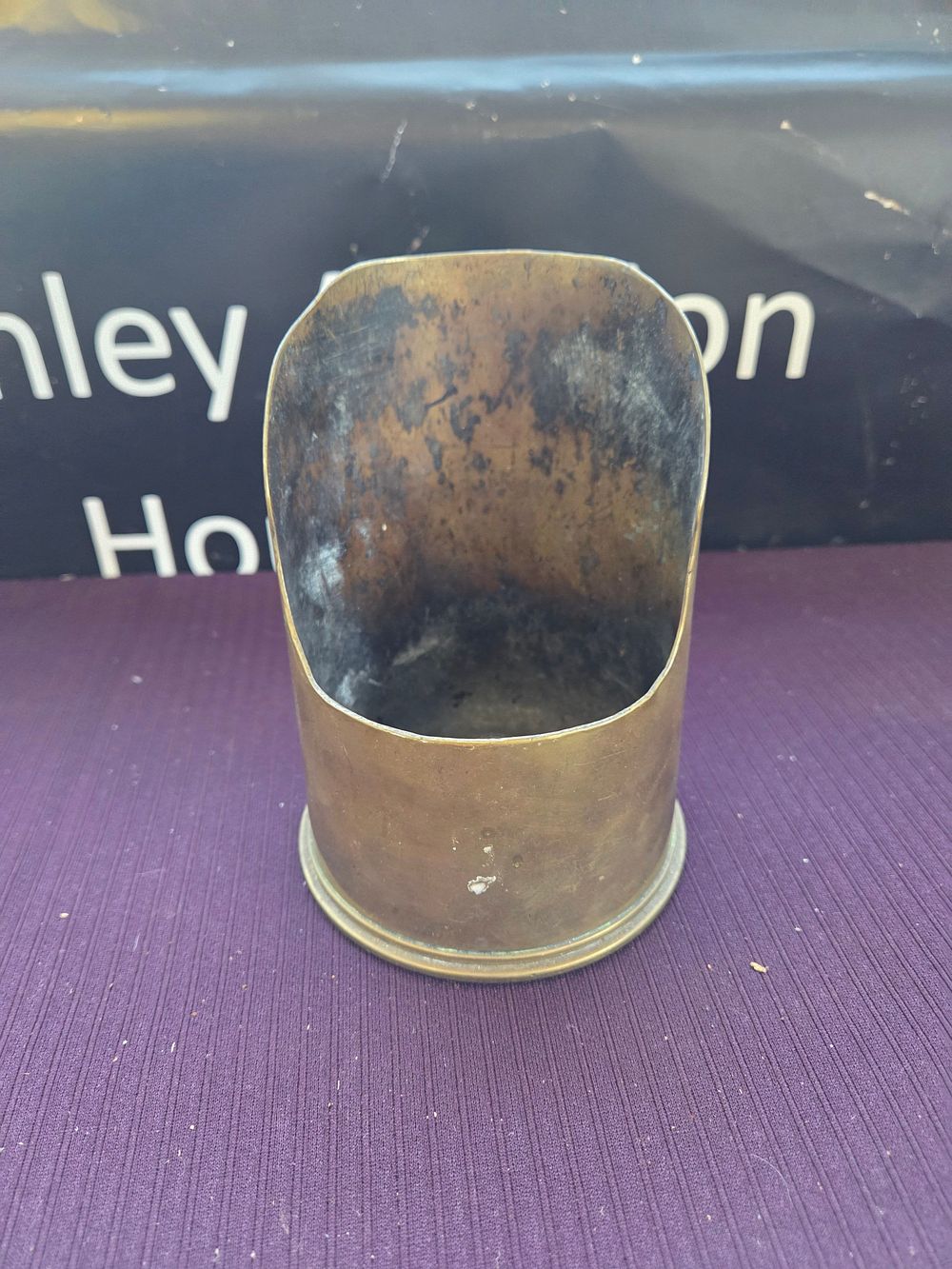 Lot 607 – An Edwardian British 18-Pounder Brass Shell Case Scoop Dated 1907