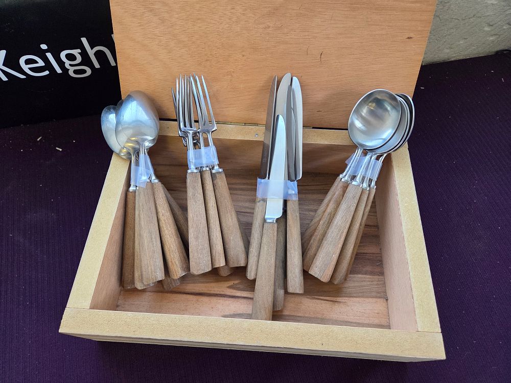 Lot 617 – A set of Mills Moore stainless steel and wood flatware in a wooden canteen