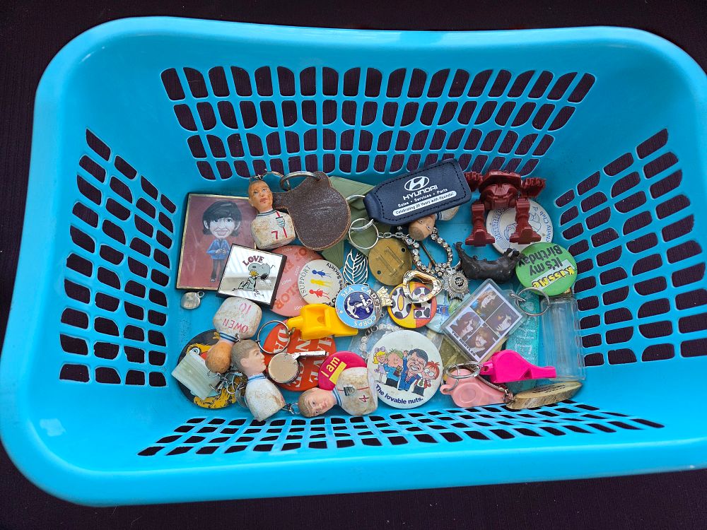 Lot 628 – An Assortment of Vintage Keyrings, Badges, and Miscellaneous Memorabilia