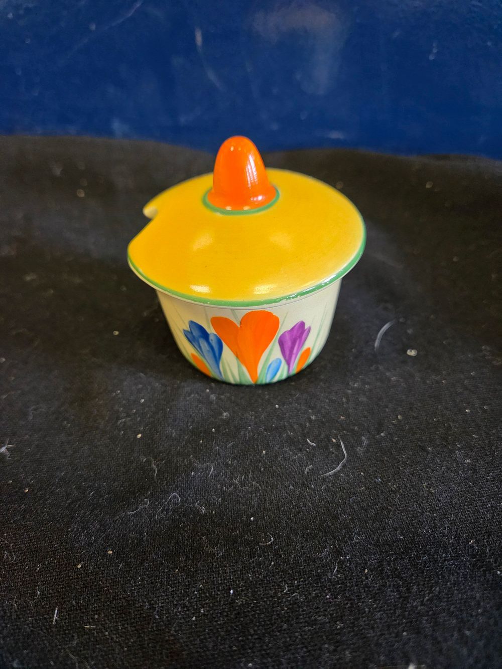 Lot 178 – Clarice Cliff Bizarre Autumn Crocus Pattern Muffineer Shape Mustard Pot and Cover