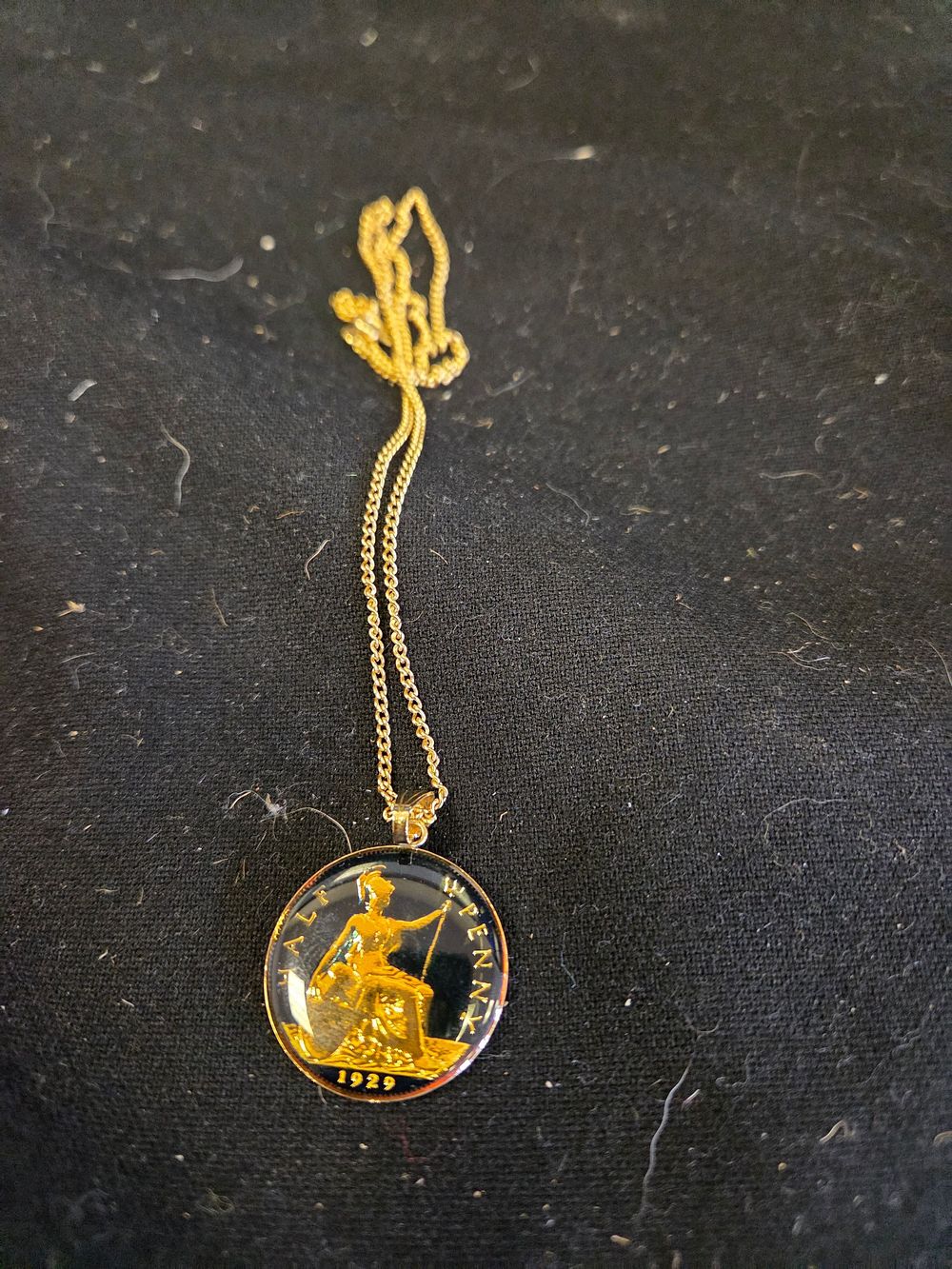 Lot 188 – A 1929 British George V Half Penny Coin Pendant on a Curb Link Chain