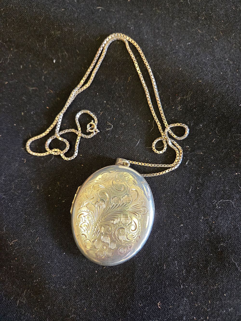 Lot 189 – A Sterling Silver Engraved Locket Pendant on Box Link Chain 30.9 grams