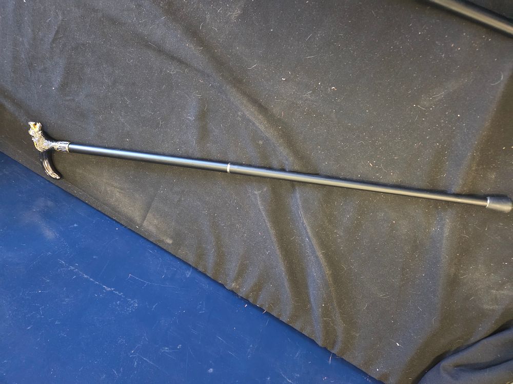 Lot 236 – A modern decorative wolf head walking cane