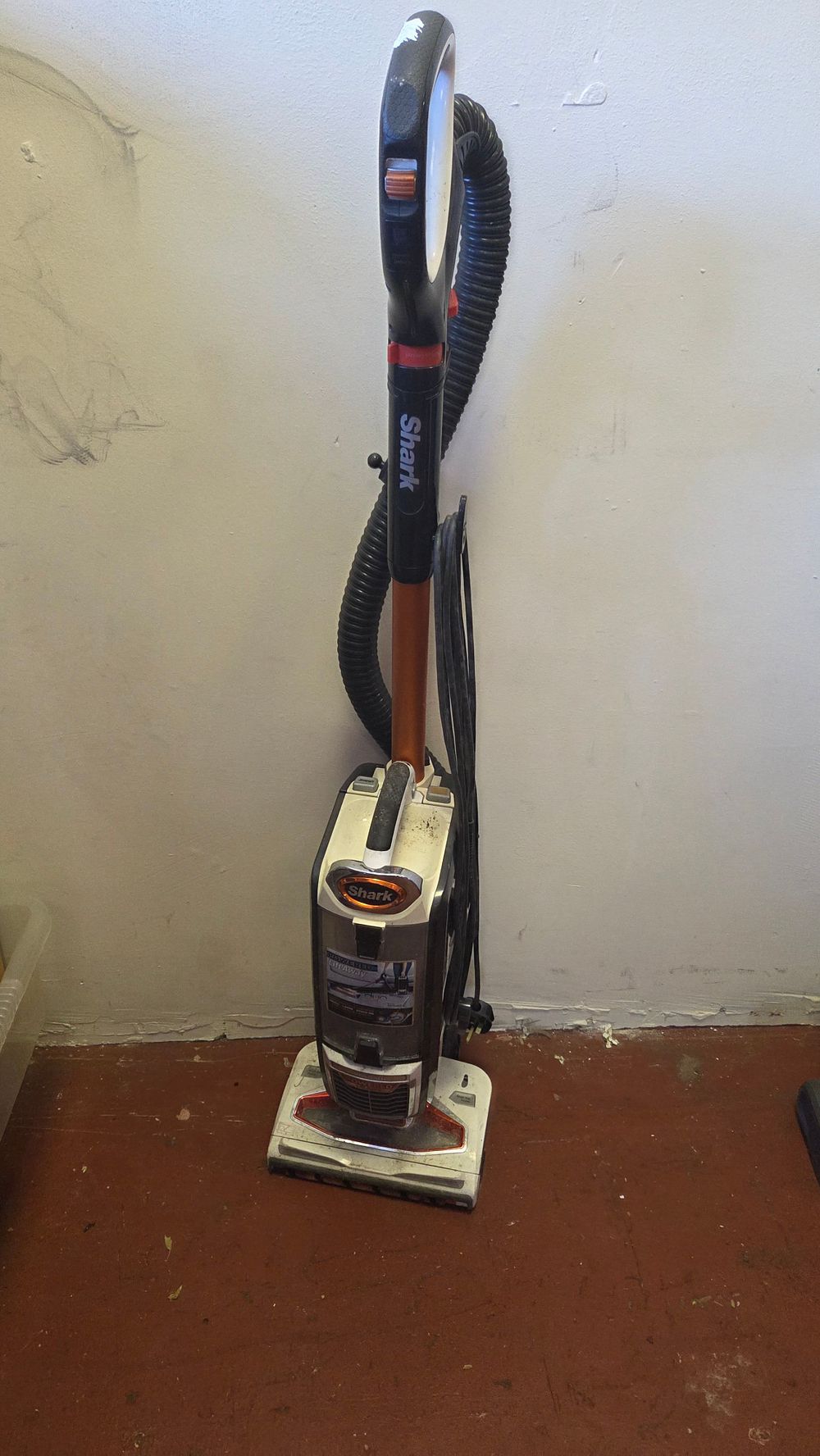 Lot 218 – Shark Powered Lift-Away DuoClean Upright Vacuum Cleaner