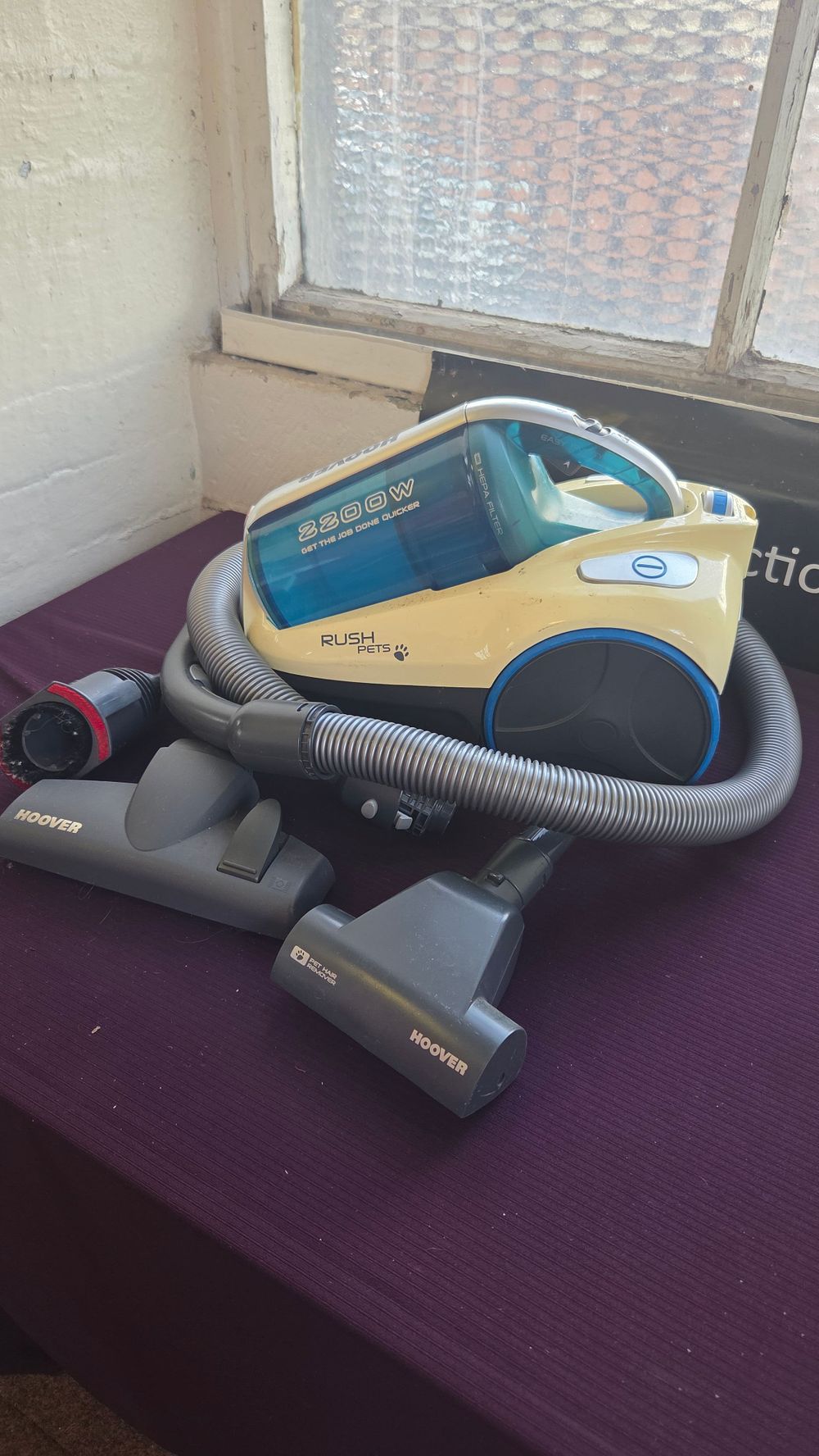 Lot 239 – Hoover Rush Pets 2200W Bagless Cylinder Vacuum Cleaner powers on