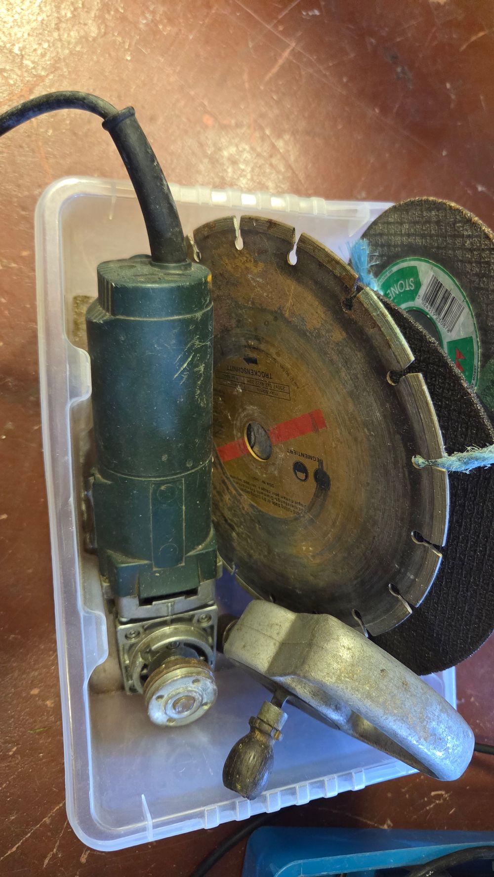 Lot 183 – Angle Grinder and Cutting Discs