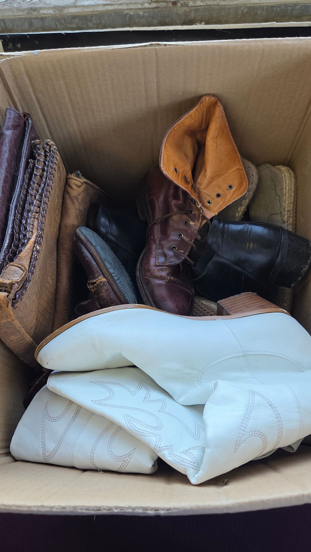Lot 185 – A Box of Footwear and Bags