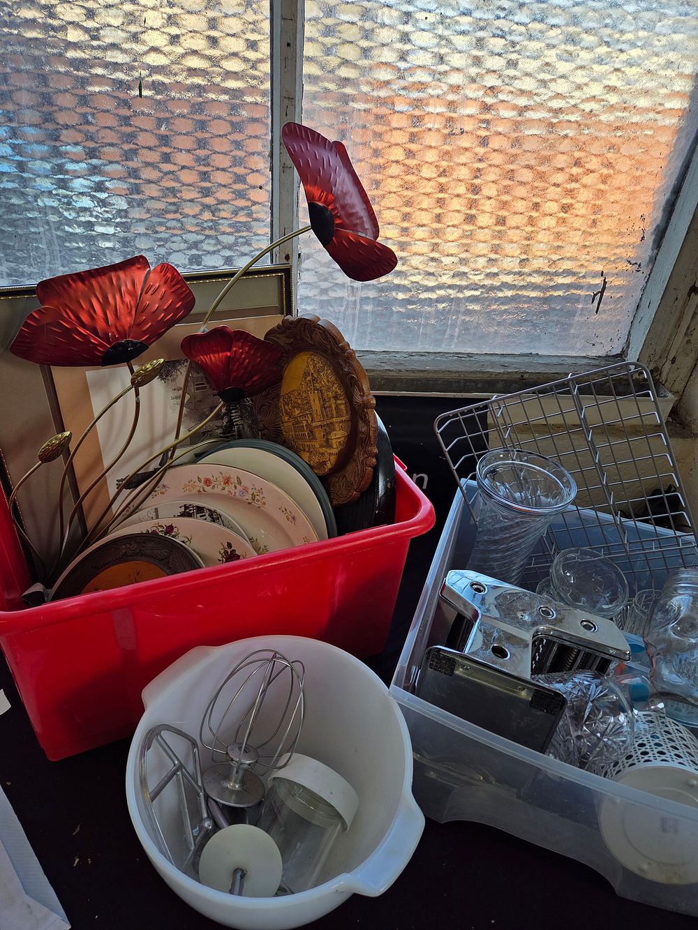 Lot 260 – An Assortment of Mixed Kitchenware Tableware and Home Decorative Items