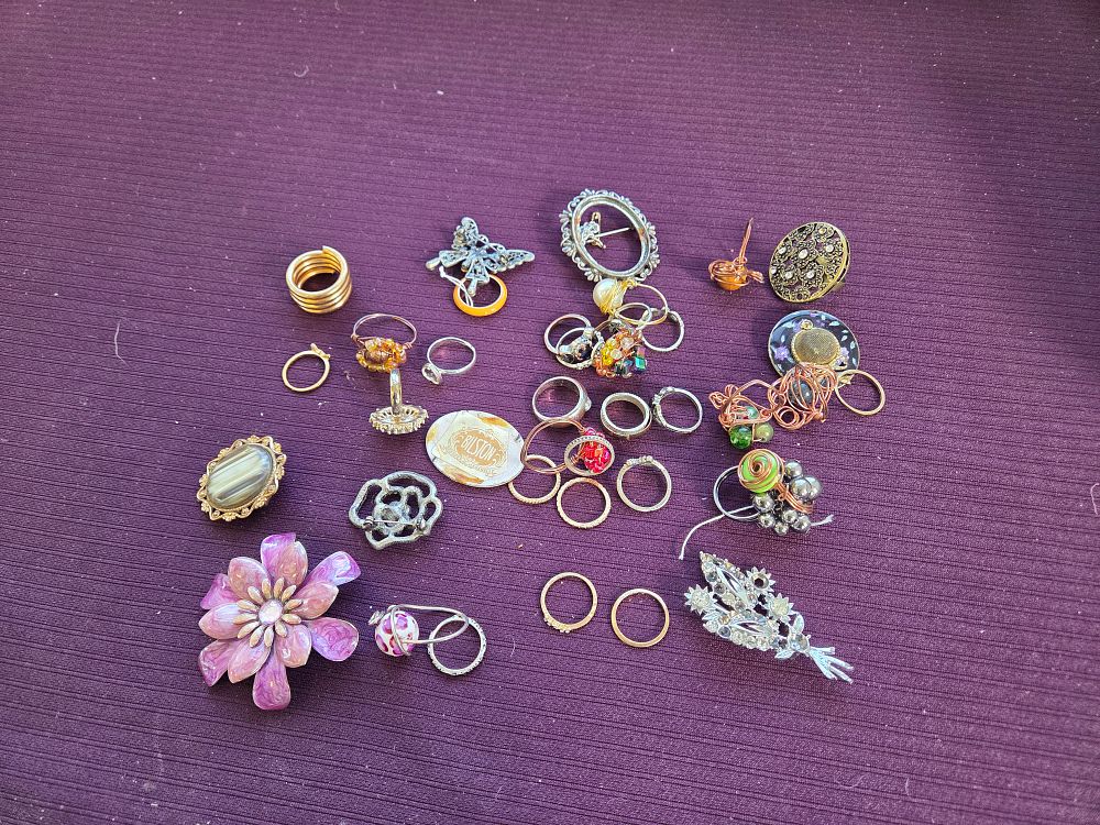 Lot 618 – A Collection of Vintage and Contemporary Costume Jewellery including a Bilston Enamels Plaque