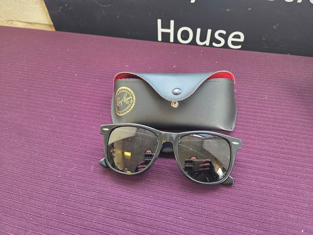 Lot 624 – Ray-Ban Wayfarer Black Acetate Sunglasses and Case
