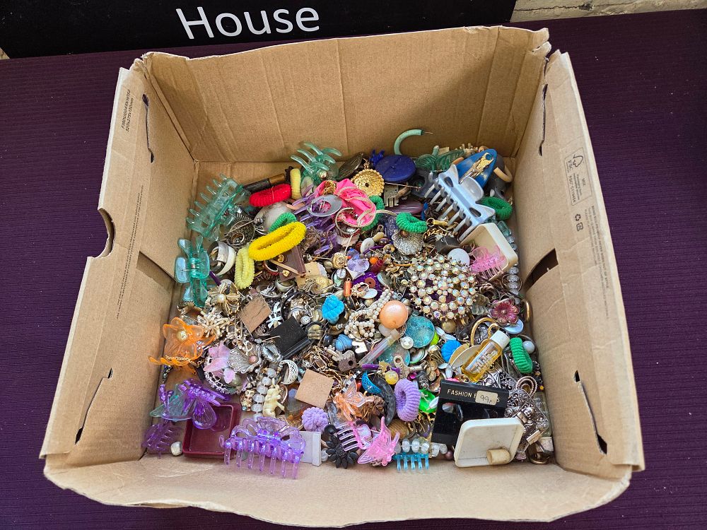 Lot 627 – An Assortment of Contemporary and Vintage Style Costume Jewellery and Hair Accessories