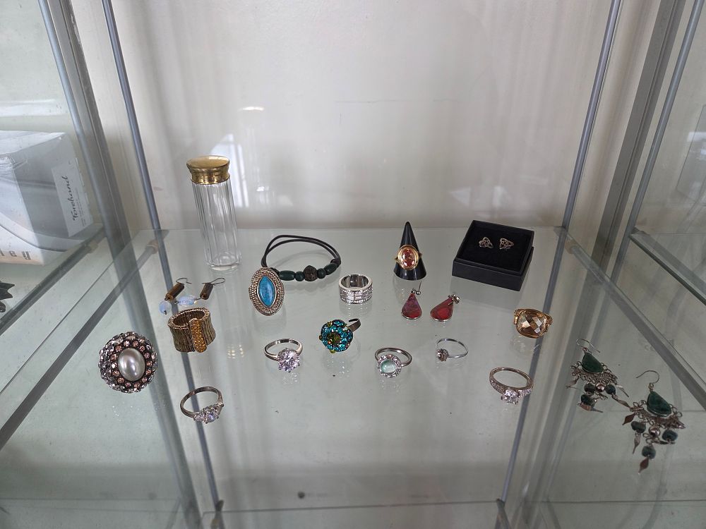 Lot 628 – An Assortment of Costume and Fashion Jewellery including Rings, Earrings, and a Beaded Bracelet