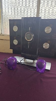 An iLuv 4-Disc MP3 and CD Hi-Fi Audio System with a Pair of U-M-B Active Speakers powers on