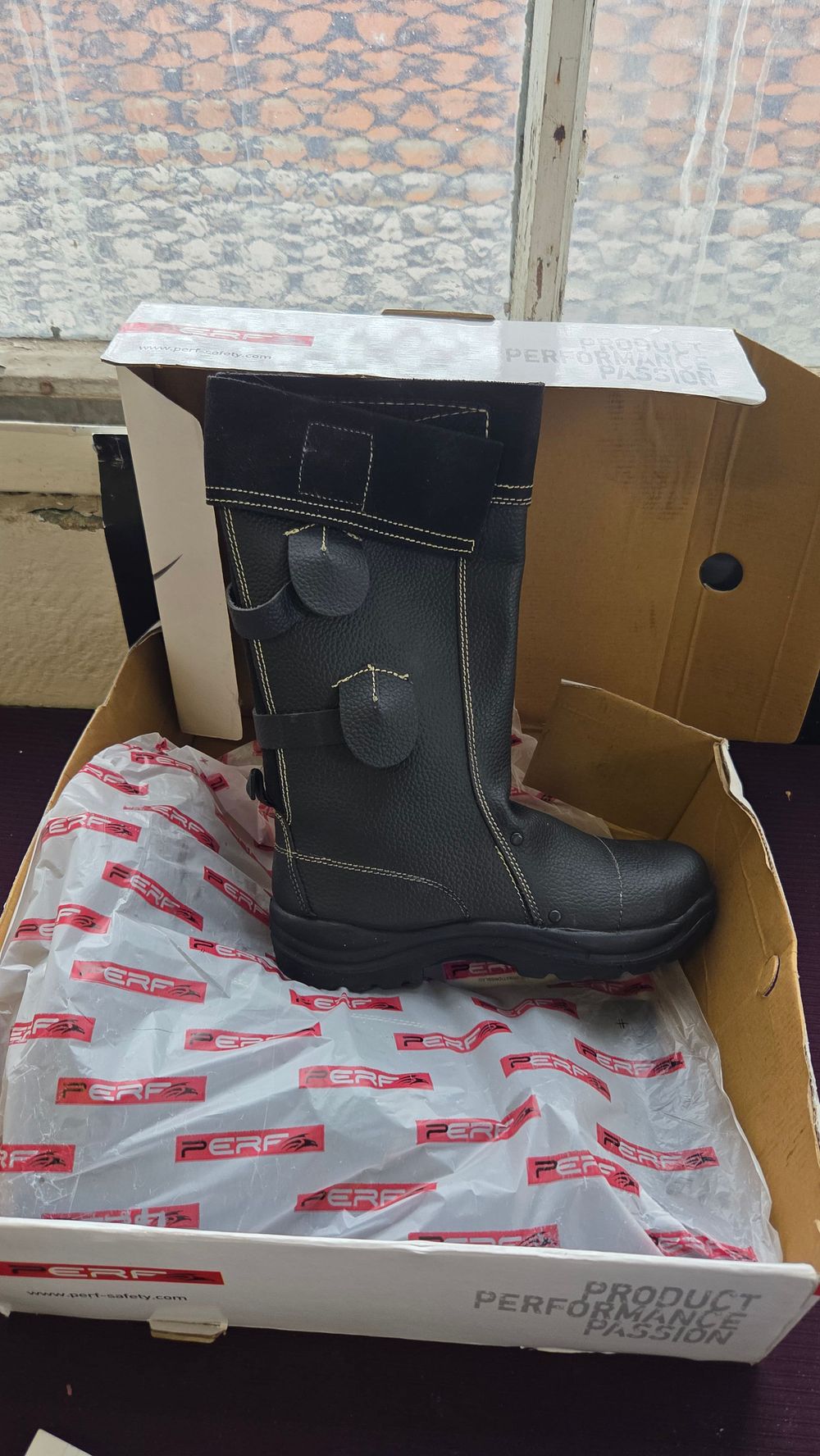 Lot 154 – A Pair of Perf Black Leather Rigger Safety Boots Size 6