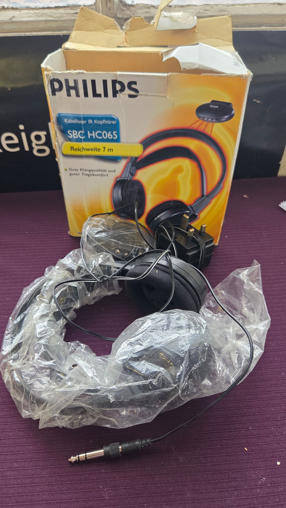 Lot 160 – A Set of Philips SBC HC065 Wireless IR Headphones and Accessories