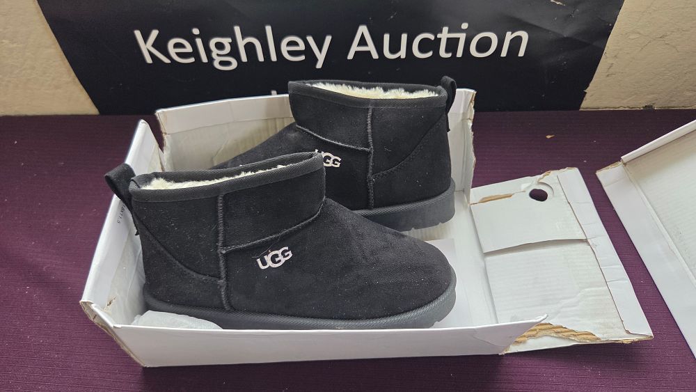 Lot 164 – A Pair of Ultra Mini Boots