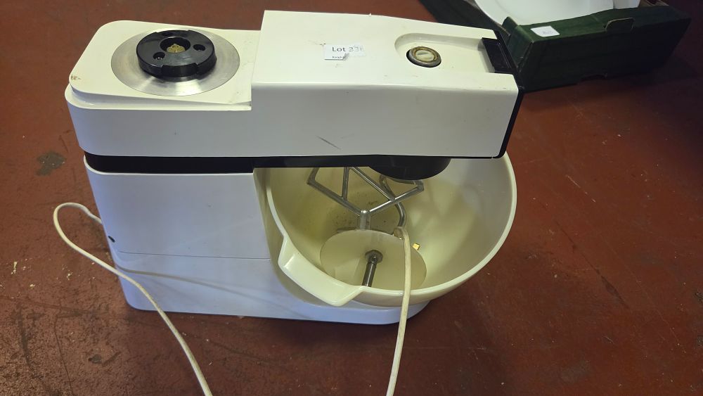 Lot 299 – A Kenwood Chef A901 Electric Stand Mixer