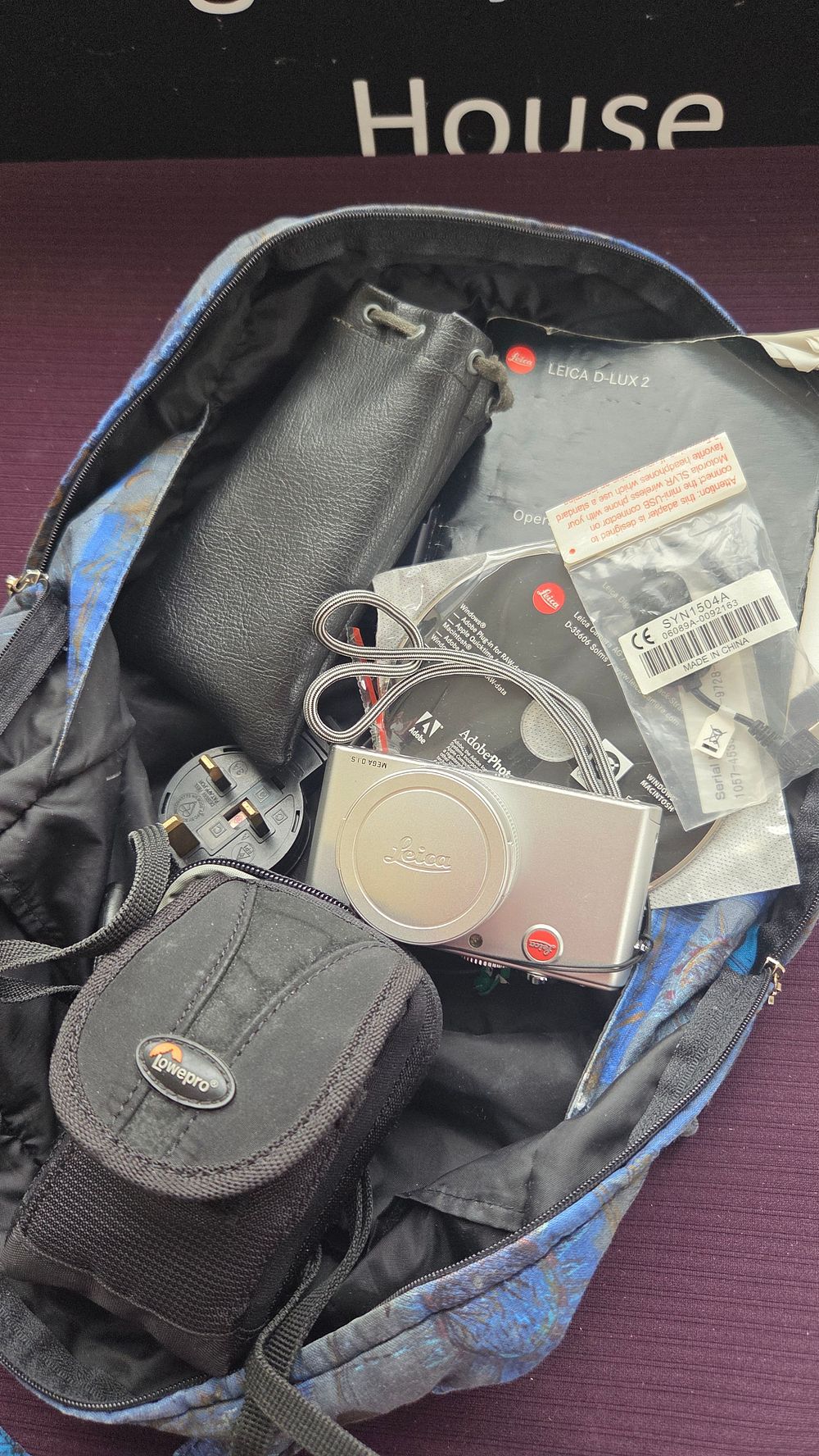 Lot 316 – Leica D-LUX 2 Digital Compact Camera with Assorted Accessories and Cases