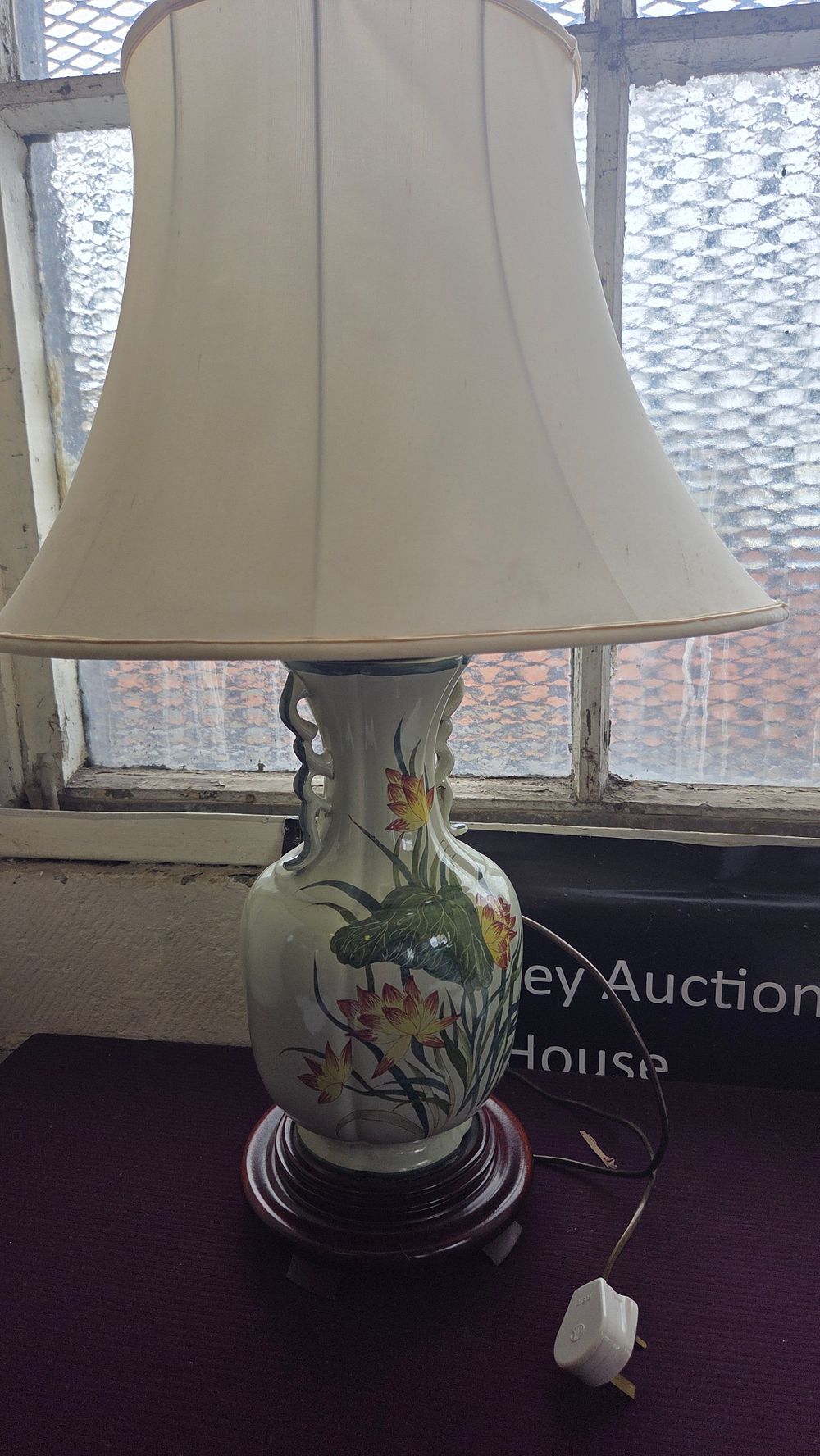 Lot 325 – A late 20th-century Chinese style floral decorated ceramic table lamp