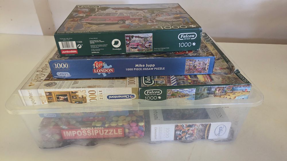 Lot 330 – A Bopx of Jigsaw Puzzles by Falcon de luxe, Gibsons, and Clementoni