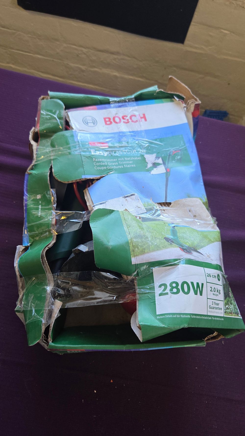 Lot 194 – Bosch EasyGrassCut 26 Corded Grass Trimmer