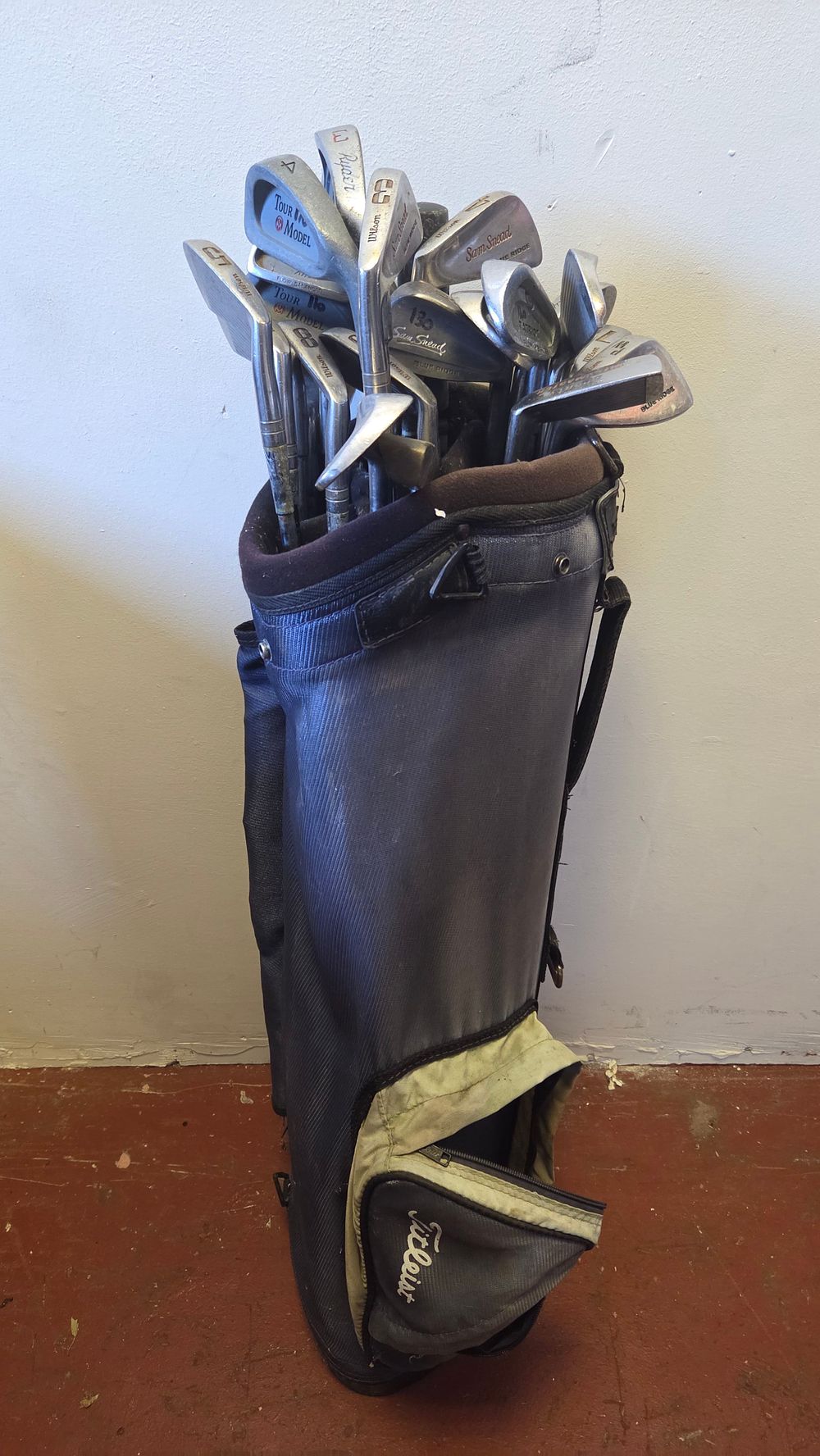 Lot 243 – A Mixed Collection of Approximately 12-14 Vintage and Modern Golf Irons in a Titleist Bag