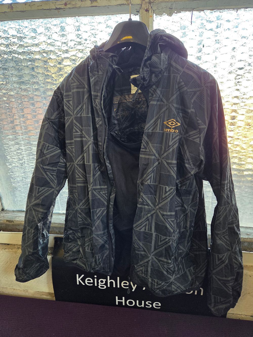 Lot 252 – An Umbro Hooded Windbreaker Jacket that turns in to a Drawstring Bag
