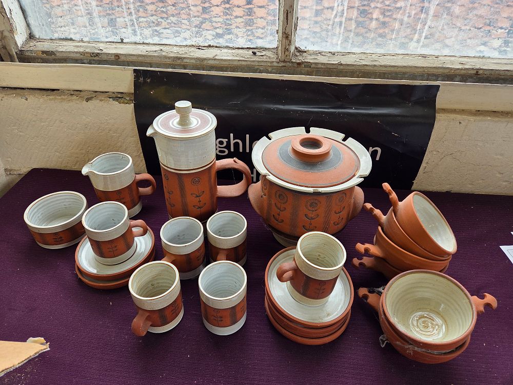 Lot 347 – A Twenty-Piece Mid-Century Modern Style Studio Pottery Service