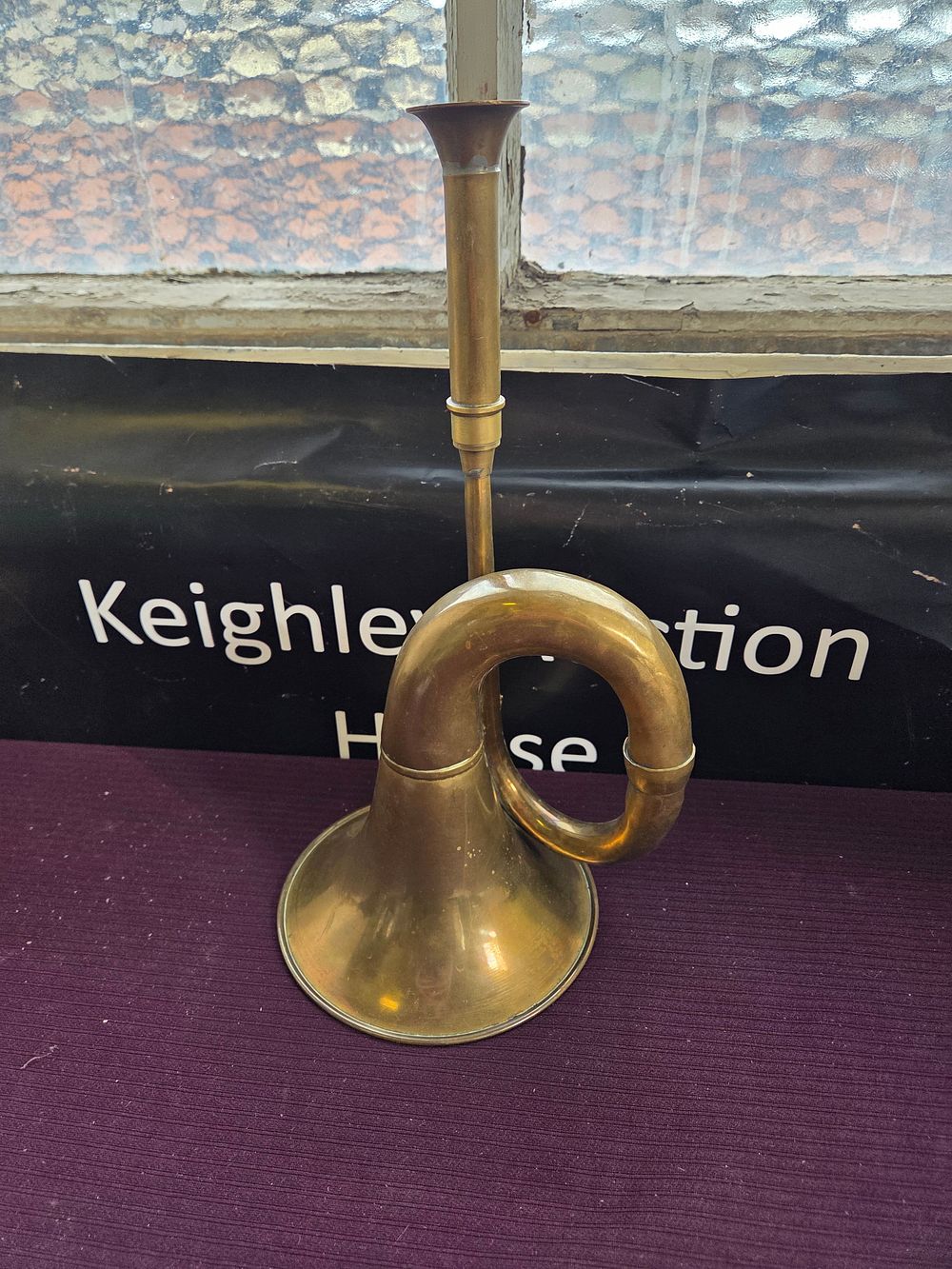Lot 608 – A vintage single-coil brass horn in the style of a post or automobile horn