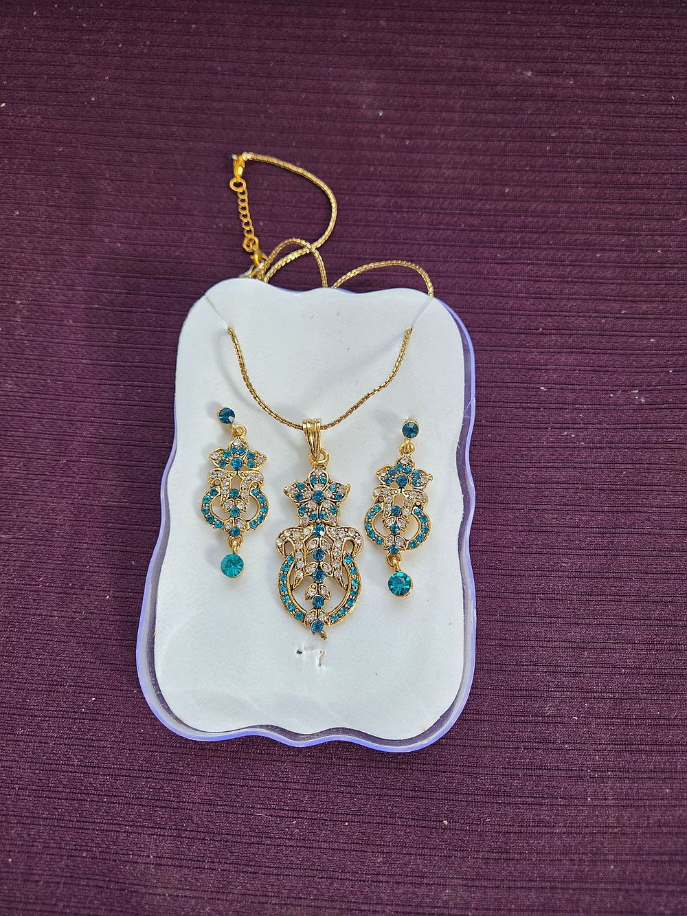 Lot 612 – A Trio of Jewellery Items Comprising a Pendant Necklace and Matching Drop Earrings