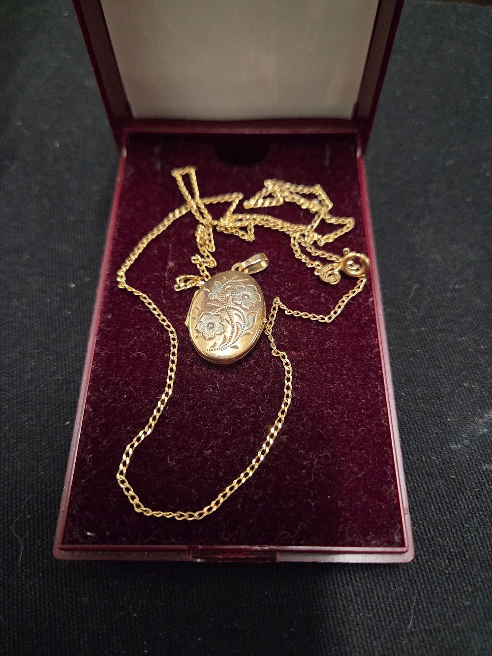 Lot 633 – A 9ct Gold Engraved Floral Oval Locket Necklace 4g