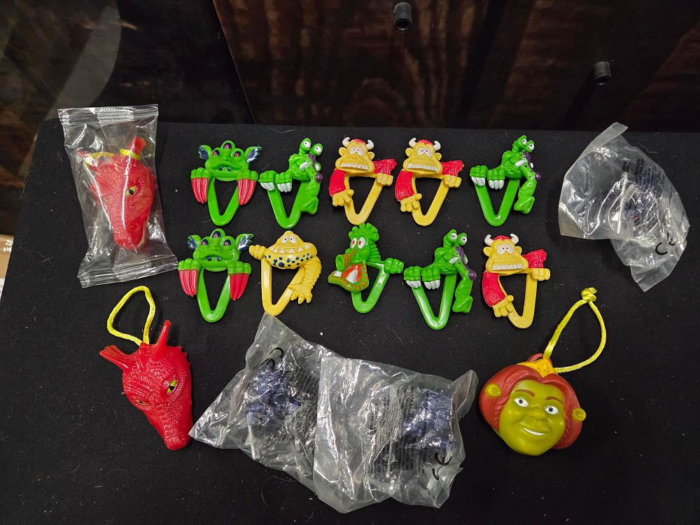 Lot 639 – A Collection of Vintage Kelloggs Cereal Toys including Monster Klipz