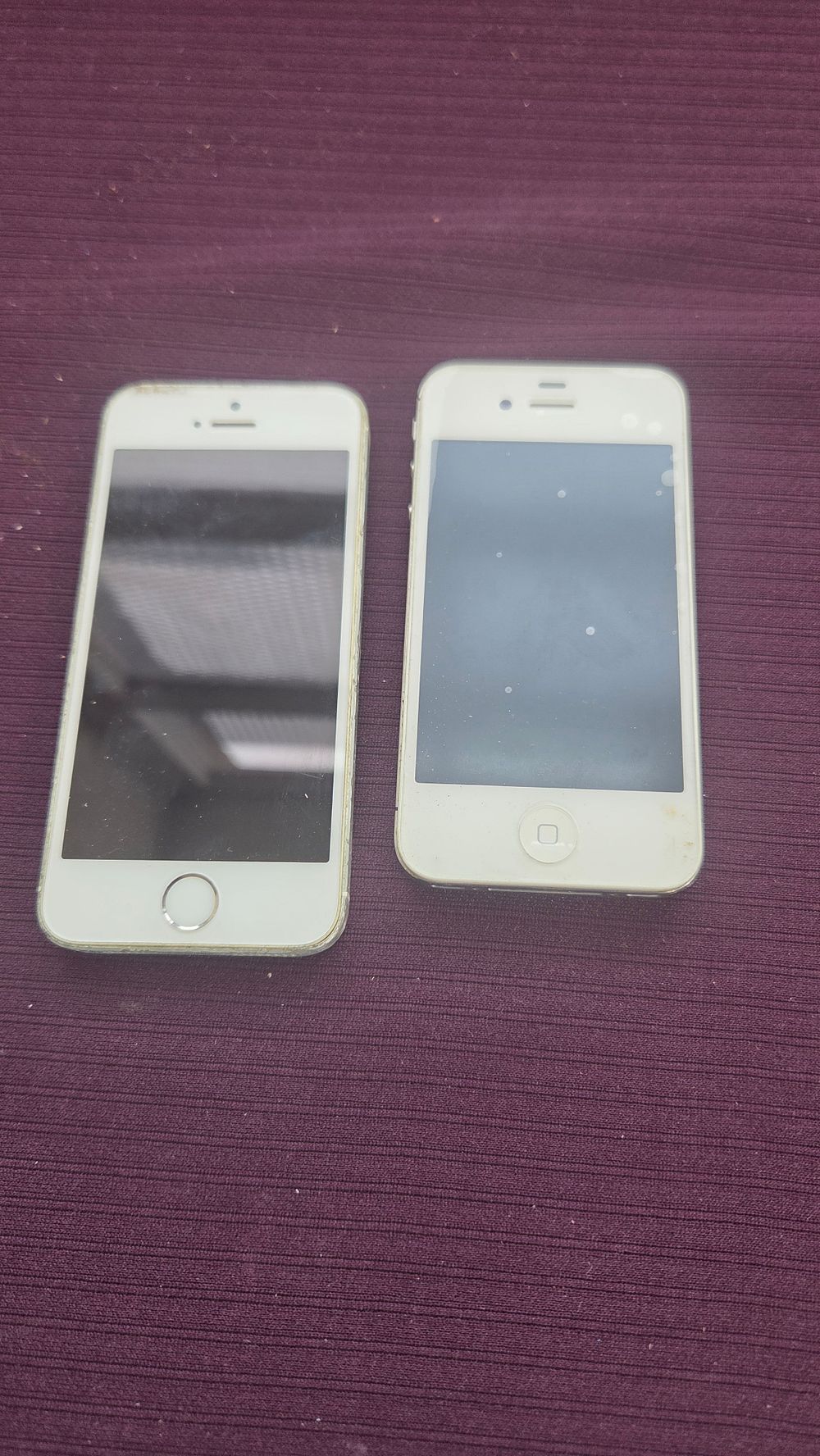 Lot 179 – A Pair of Apple iPhones, Models 4s and SE (1st Generation)