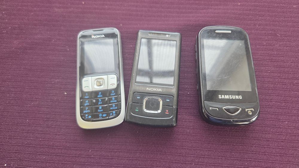 Lot 181 – A Trio of Early 21st-Century Mobile Telephones by Nokia and Samsung