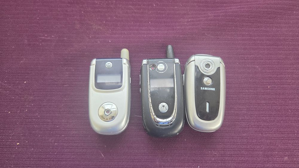 Lot 182 – A Trio of Vintage Motorola and Samsung Clamshell Mobile Telephones including V220 and V620 Models